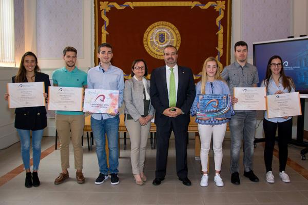Foto de familia con el primer (3ª por la dcha.) y segundo premio (6º por la dcha.), así como alumnos que obtuvieron los accésits