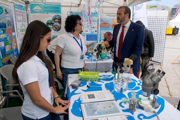 El Rector Robaina en el stand del Instituto Universitario EcoAqua en la Feria FIMAR 2018