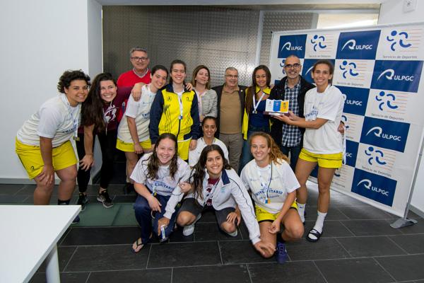 Foto de grupo con uno de los equipos ganadores