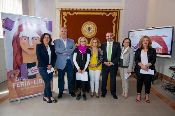 Foto de familia de los organizadores de la XXX Feria del Libro de Las Palmas de Gran Canaria, junto con el Rector Rafael Robaina y la Vicerrectora María Jesús Domínguez