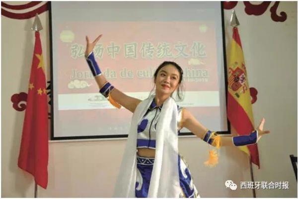 la profesora Bao Mengyue durante la demostración del baile folclórico mongol