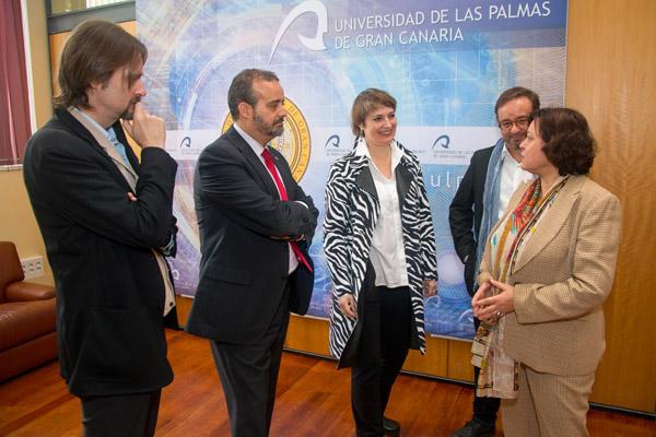 Otra imagen de la reunión, a la que también asistieron el consejero Raúl García Brink y la profesora de la ULPGC Carmen Márquez