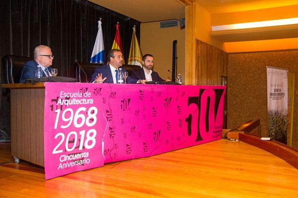 Imagen de la inauguración del seminario, que estuvo presidida por el Rector Robaina (centro)