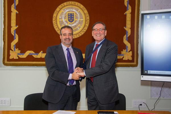 El Rector de la ULPGC (i) y el Presidente de Santander Universidades Matías Rodríguez Inciarte, tras la renovación del acuerdo