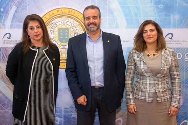 De izda. a dcha.: Rosa Rodríguez Bahamonde, el Rector Rafael Robaina y la Subdirectora de la Escuela de Arquitectura, Lucía Martínez