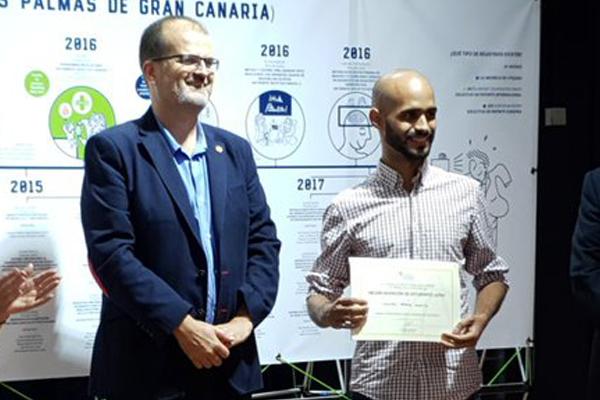 El Vicerrector José Pablo Suárez (i) junto al estudiante premiado