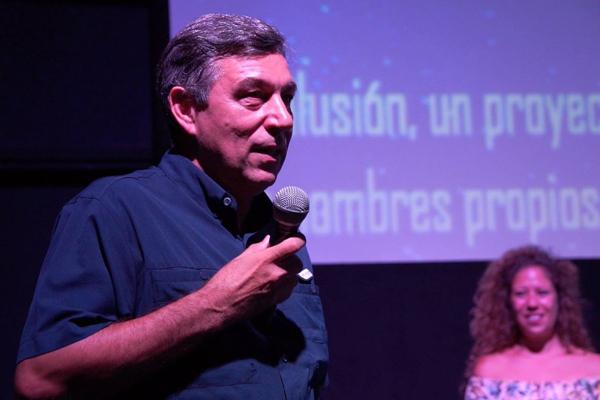 El Catedrático Antonio Fernández, presentando la obra teatral basada en su actividad investigadora