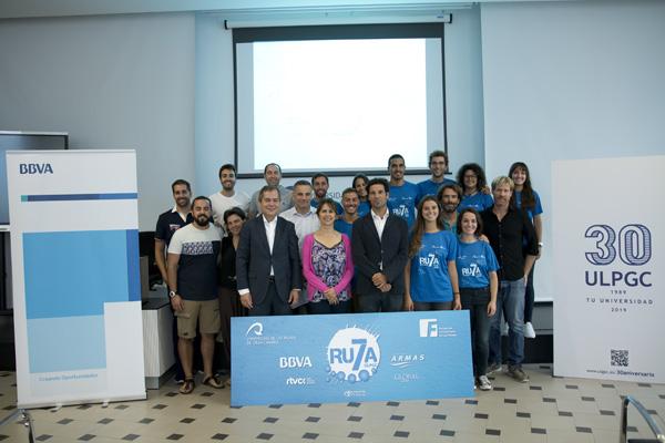 Foto de familia de los asistentes al acto de clausura
