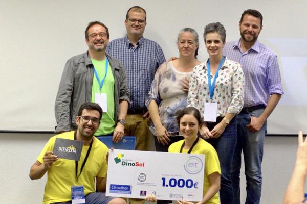 Foto de familia de los organizadores con el primer premio del Climathon Gran Canaria