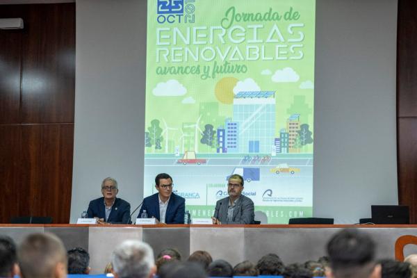 Imagen de la inauguración. De izda. a dcha.: El Director de la EIIC, el Vicepresidente del Gobierno de Canarias y el Vicerrector de Investigación, Desarrollo y Transferencia