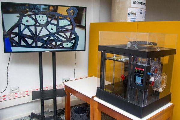 Imagen de la impresora 3D en pleno funcionamiento