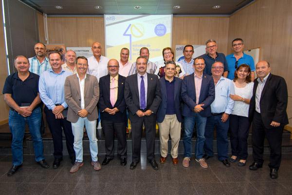 Foto de familia del Rector junto con los directores de Telecomunicación y la I Promoción de titulados en Telecomunicación de Canarias