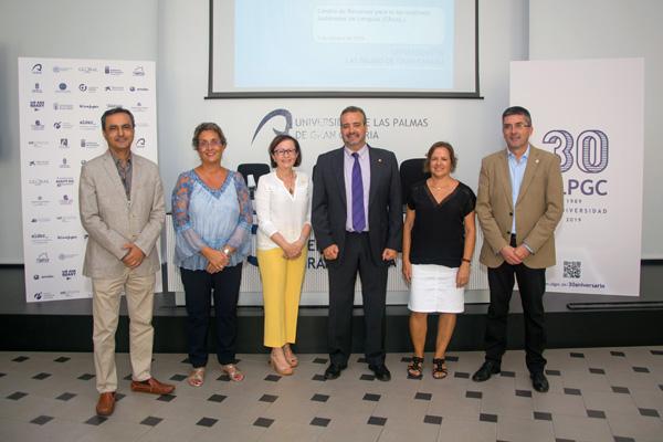 En la imagen, de izda. a dcha.: El Vicerrector de Titulaciones y Formación Permanente, la Directora de la Biblioteca Universitaria, la Vicerrectora de Comunicación y Proyección Social, el Rector ULPGC , la coordinadora del Grupo de Aprendizaje Autónomo de una Lengua Extranjera #APAULE y el Vicerrector de Internacionalización y Cooperación