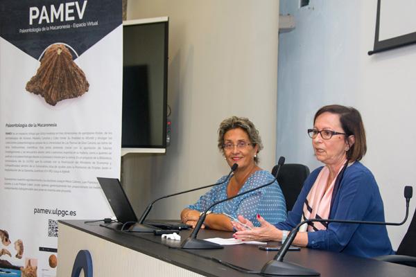 La Directora de la Biblioteca Universitaria (i) junto a la Vicerrectora de Comunicación y Proyección Social, durante la presentación de PAMEV