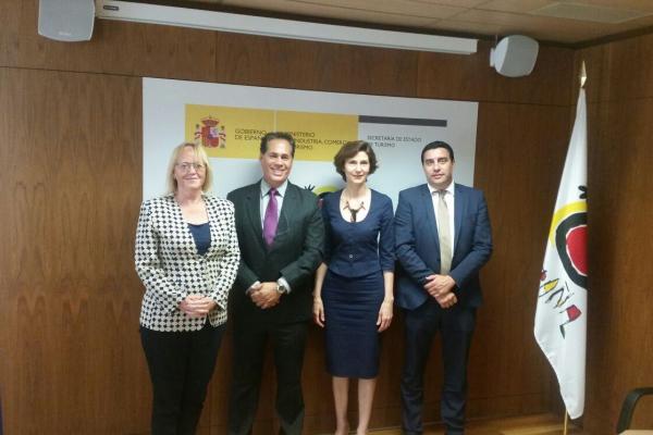 Foto de familia de los asistentes a la reunión
