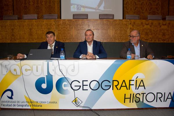 En la mesa, de izda. a dcha.: El Vicerrector de Coordinación y Proyectos Institucionales, el Alcalde Augusto Hidalgo y el Decano de la Facultad de Geografía e Historia