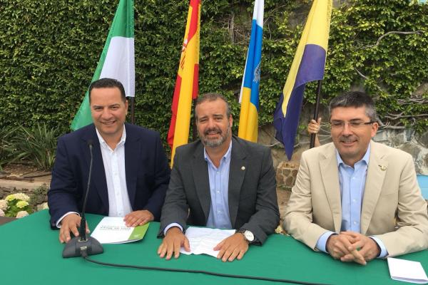 De izda. a dcha.: El Alcalde de Moya, el Rector Robaina y el Vicerrector Richard Clouet