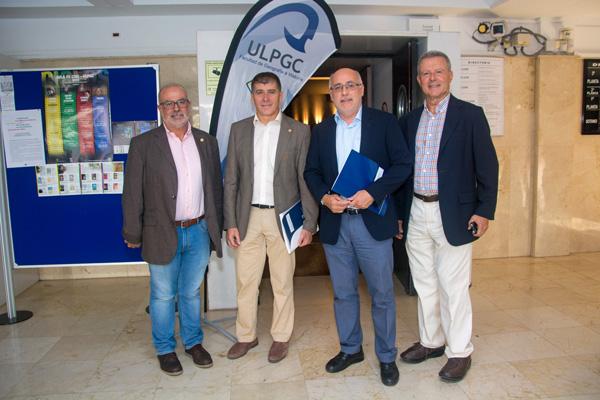 El Presidente del Cabildo de Gran Canaria (2º por la dcha), junto con el Vicerrector José Miguel Doña y los organizadores de las Jornadas