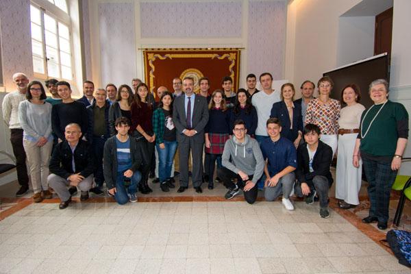 Foto de familia del alumnado y profesorado con el Rector Rafael Robaina