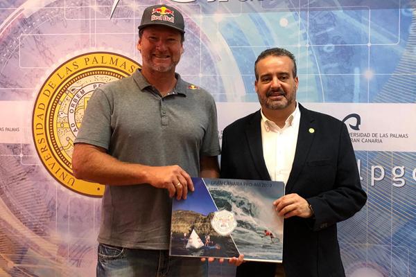 Otra imagen de la firma de la colaboración