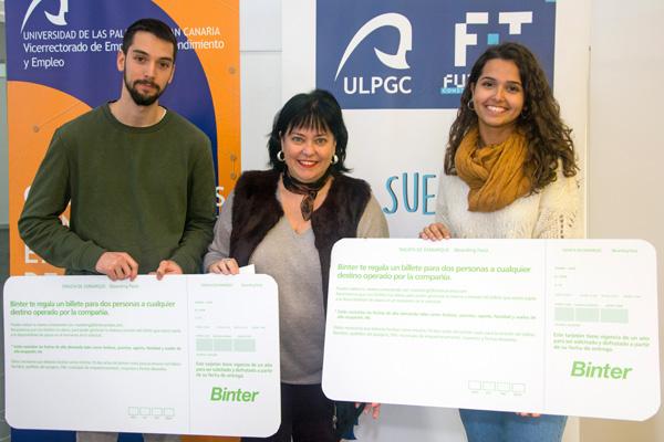 El primer y segundo premio con la Vicerrectora Rosa Batista