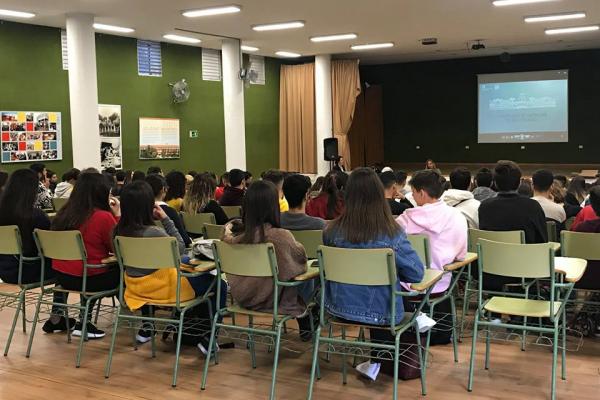 Imagen de una de las charlas celebrada en un centro de Bachillerato