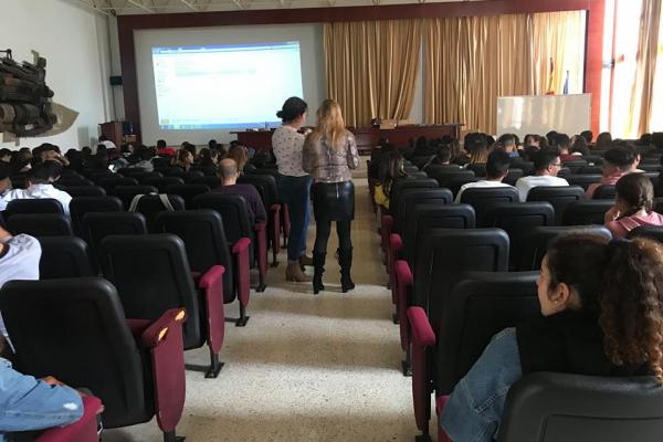 Imagen de otra de las charlas, celebrada en un centro de Bachillerato de Canarias