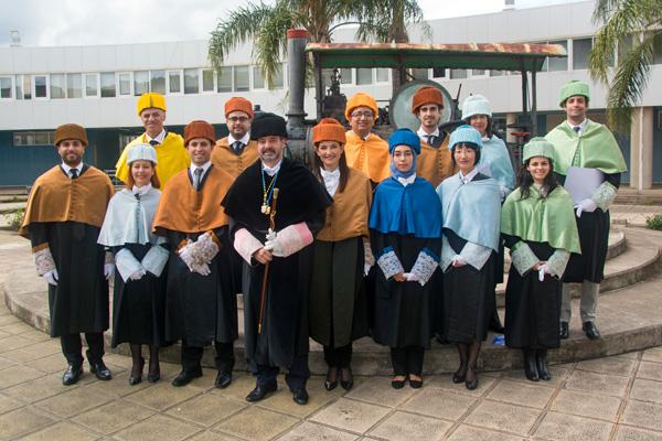 Foto de familia de los nuevos Doctores y Doctoras con el Rector de la ULPGC