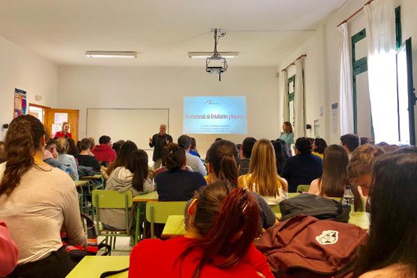 Otra imagen de la sesión informativa con el alumnado de Lanzarote