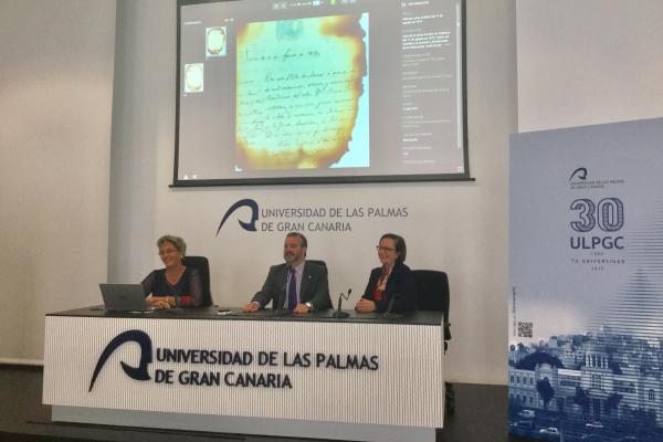 De izda. a dcha.: La Directora de la Biblioteca Universitaria, el Rector Rafael Robaina y la Vicerrectora de Comunicación y Proyección Social