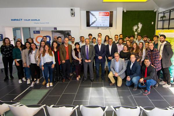 Foto de familia de los participantes con el Rector Robaina y los organizadores