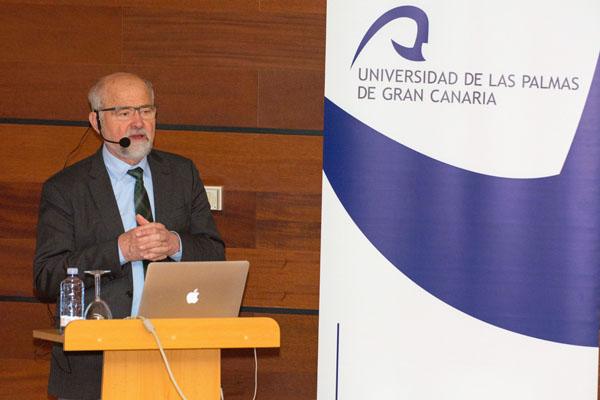 El Premio Nobel de 1991 Erwin Neher durante su conferencia en el Campus de Veterinaria