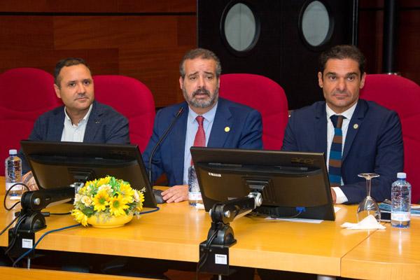 De izda. a dcha.: El Teniente Alcalde de Arucas, el Rector Robaina y el Decano de la Facultad de Veterinaria
