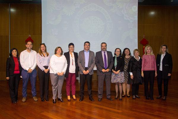 Foto de familia de los organizadores y responsables de los centros participantes