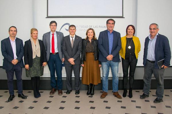 Foto de familia de los organizadores con el Vicerrector de la ULPGC y otros representantes de instituciones colaboradoras