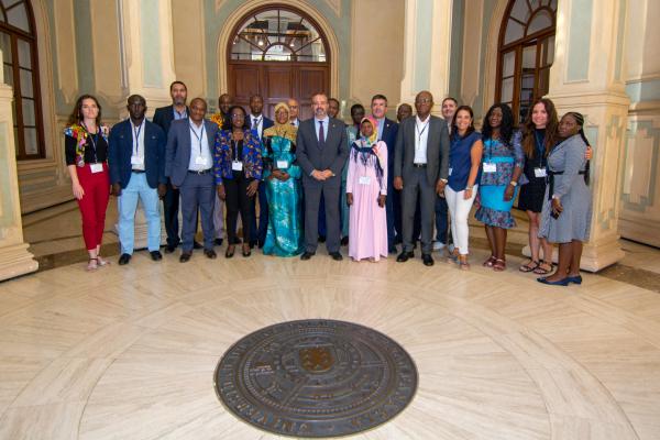 Foto de familia de los participantes con el Rector Robaina