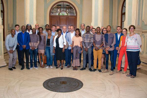 Foto de familia de los alumnos y alumnas junto al equipo de profesores y el Rector Rafael Robaina