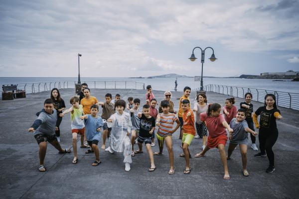 Foto de familia con los niños del seminario en la Playa de Melenara