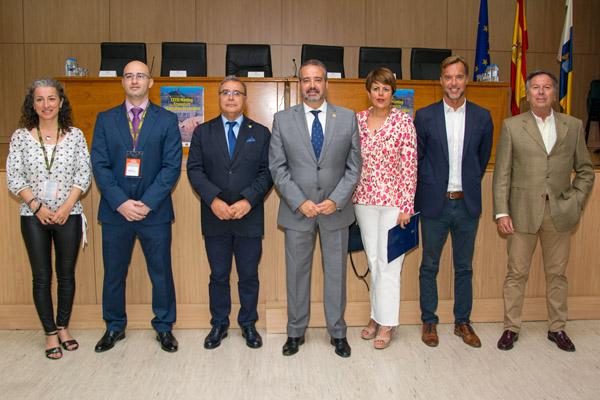 Foto de familia de autoridades y organizadores con el Rector