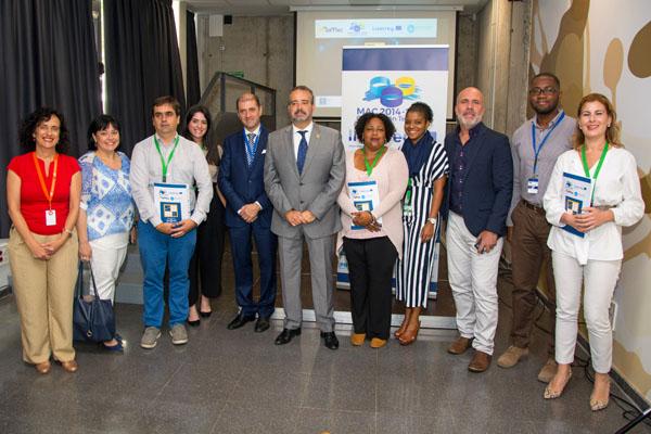 Foto de familia de los organizadores y participantes con el Rector