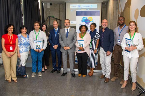 Foto de familia de los organizadores y participantes con el Rector 