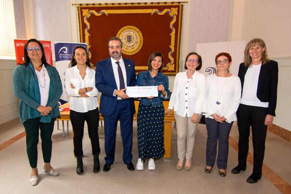 Foto de familia de los participantes con el cheque solidario