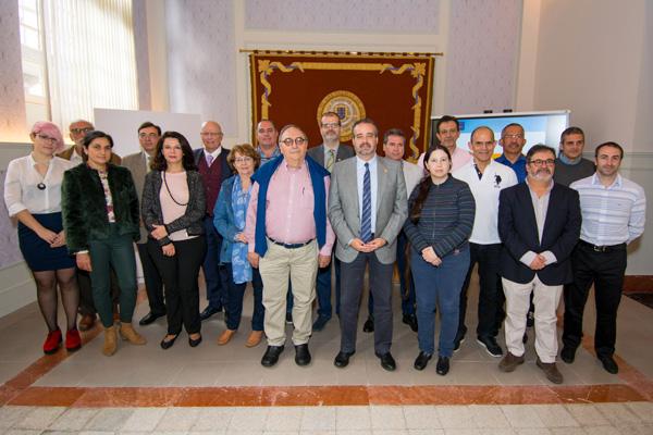 Foto de familia de los organizadores y participantes del congreso