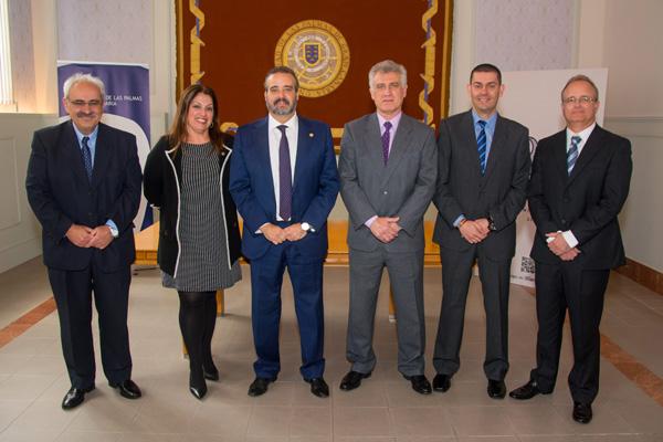 Foto de familia de los nuevos cargos del IUMA con el Rector y la Secretaria General