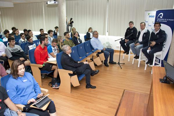 Imagen de la charla en la Facultad de Ciencias de la Actividad Física y del Deporte