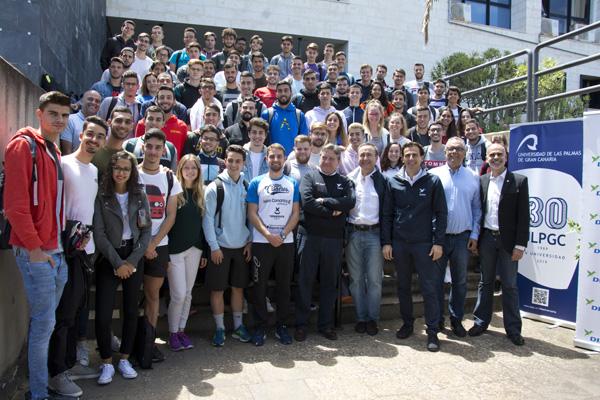 Foto de grupo de los pilotos y organizadores con los alumnos y alumnas de Ciencias de la Actividad Física y del Deporte