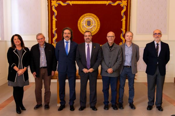 Foto de familia de los nuevos profesores titulares, junto a responsable de departamentos, el Rector Robaina y la Secretaria General. FOTO: Raquel Cavero