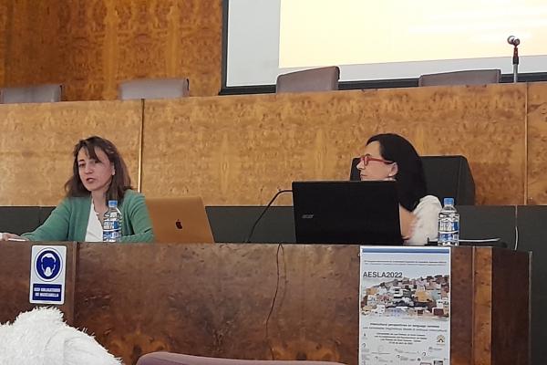 La Decana de Filología (i) y la conferenciante Silvia Betti