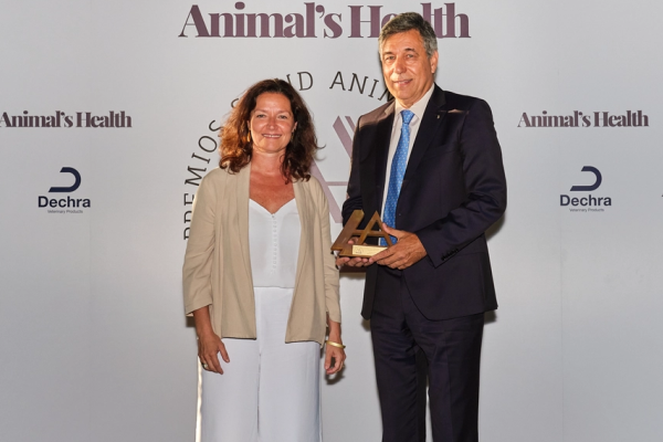 Pilar Brazis, Country Manager Iberia en Dechra, entregó el premio Sostenibilidad a Antonio Fernández, director del Instituto Universitario de Sanidad Animal y Seguridad Alimentaria IUSA-ULPGC. Imagen Animal's Health