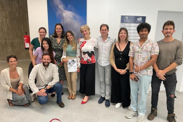 De izquierda a derecha: Raquel Quirós (estudiante de doctorado), David Domínguez (investigador postdoc), Yiyen Tseng y Sara (estudiantes de doctorado), Mónica Betancor (representante del Tribunal por parte de la Universidad de Stirling), Marta Carvalho, Marisol Izquierdo y Daniel Montero (directores de tesis de Marta Carvalho), Silvia torrecillas (representante del tribunal por parte de la ULPGC) y, por último, Sivagurunathan Ulaganathan (estudiante de doctorado)